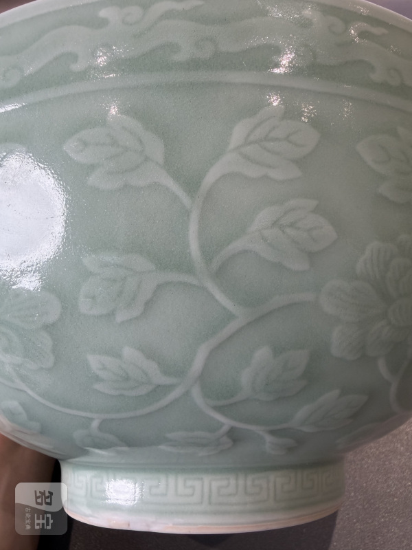 清乾隆 豆青釉模印缠枝牡丹纹大碗 - 图7